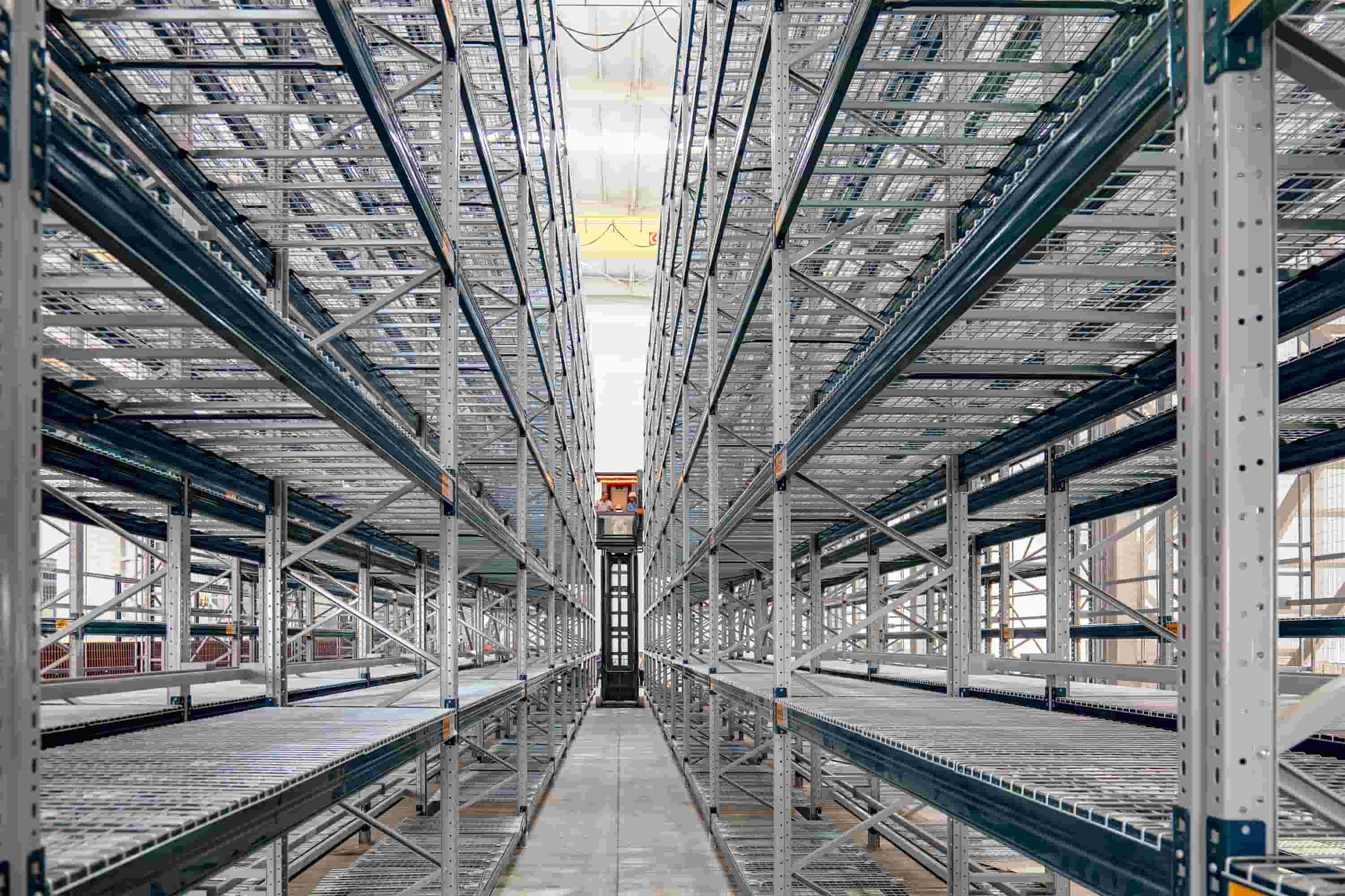 Maximisation du stockage en grande hauteur : l'avantage technique du chariot élévateur VNA tridirectionnel VUE de 1,75 m à guidage par fil