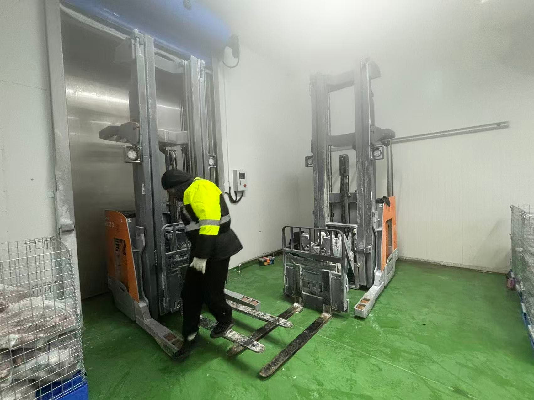Application réussie en chambre froide au Sri Lanka | Le chariot élévateur électrique à mât rétractable Zowell et le gerbeur électrique offrent d’excellentes performances