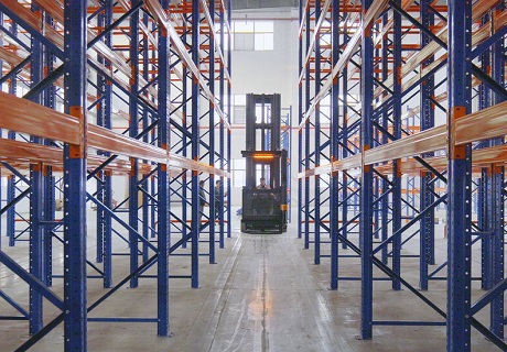 Allées étroites de seulement 1,75 m : le chariot élévateur à allées étroites Zowell Man-Up VNA offre une double avancée majeure en termes de capacité de stockage et d’efficacité de préparation de commandes pour les entrepôts d’ingrédients aromatiques.