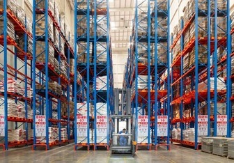 Les chariots élévateurs à tourelle VNA à conducteur mobilisé permettent un stockage haute densité de 13 m pour un fabricant d'assaisonnements de premier plan